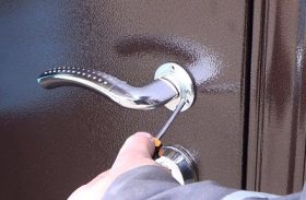 Замена дверной ручки металлической двери в Павлово